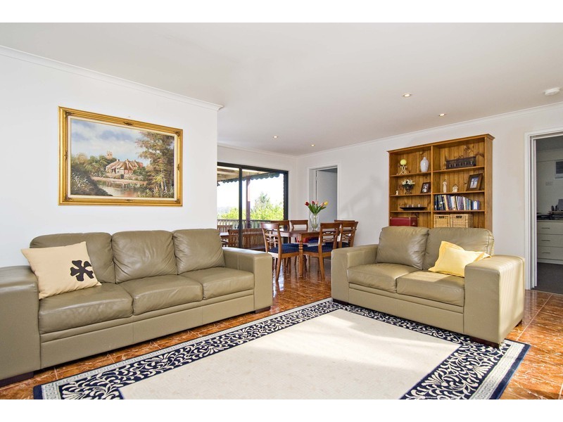 11 Barker Drive, Mooroolbark VIC 3138