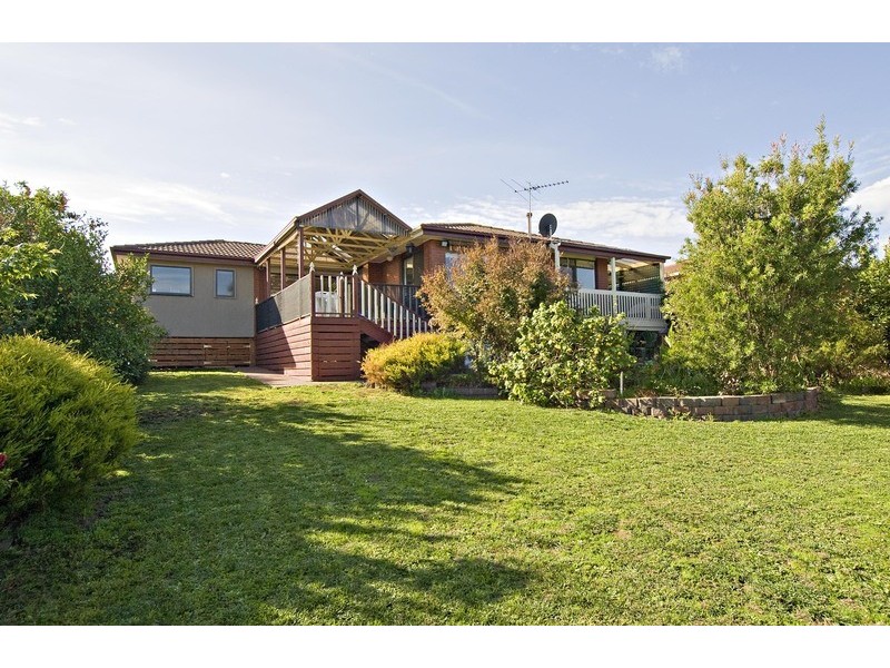 11 Barker Drive, Mooroolbark VIC 3138