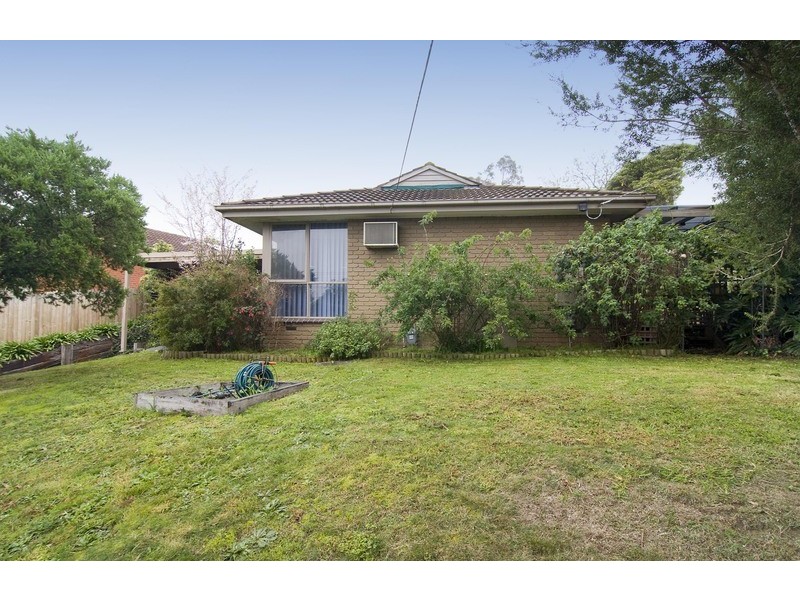 27 Nambour Drive, Mooroolbark VIC 3138
