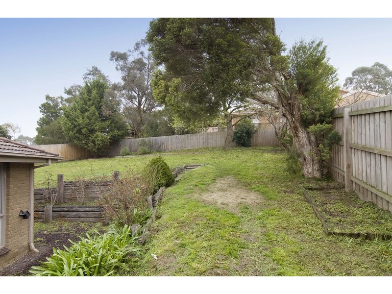 27 Nambour Drive, Mooroolbark VIC 3138
