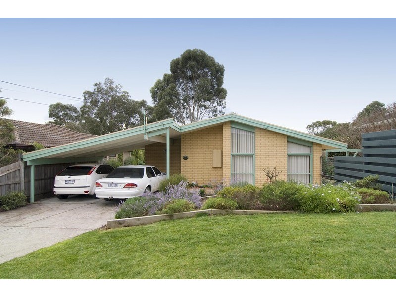 23 Larnook Crescent, Mooroolbark VIC 3138
