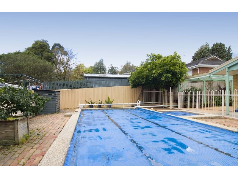 23 Larnook Crescent, Mooroolbark VIC 3138