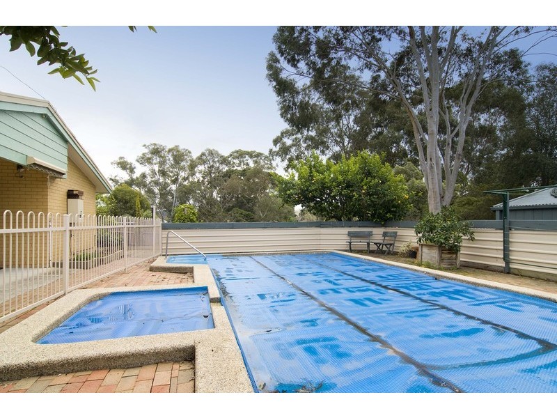 23 Larnook Crescent, Mooroolbark VIC 3138