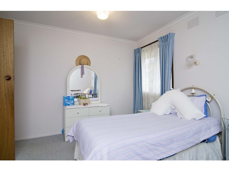 23 Larnook Crescent, Mooroolbark VIC 3138