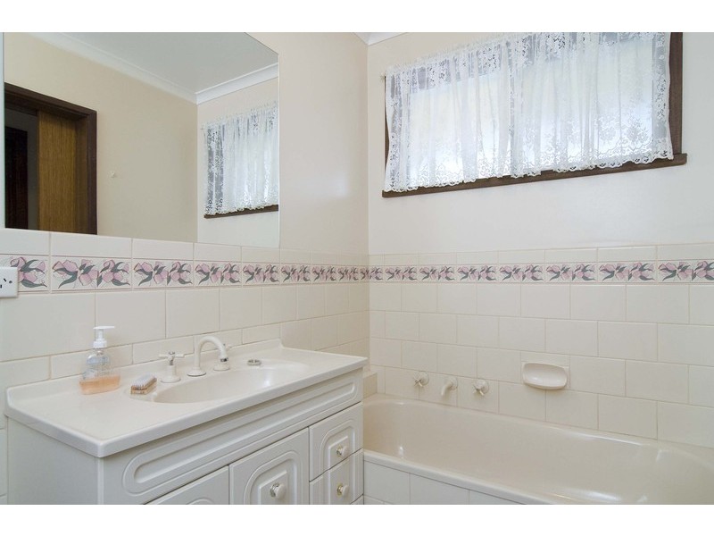 23 Larnook Crescent, Mooroolbark VIC 3138