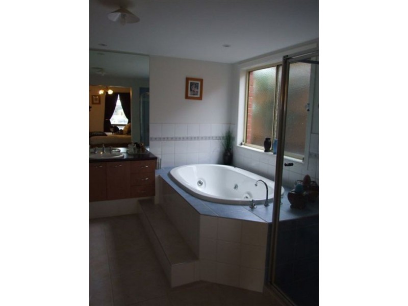 37 Freshfield Avenue, Mooroolbark VIC 3138