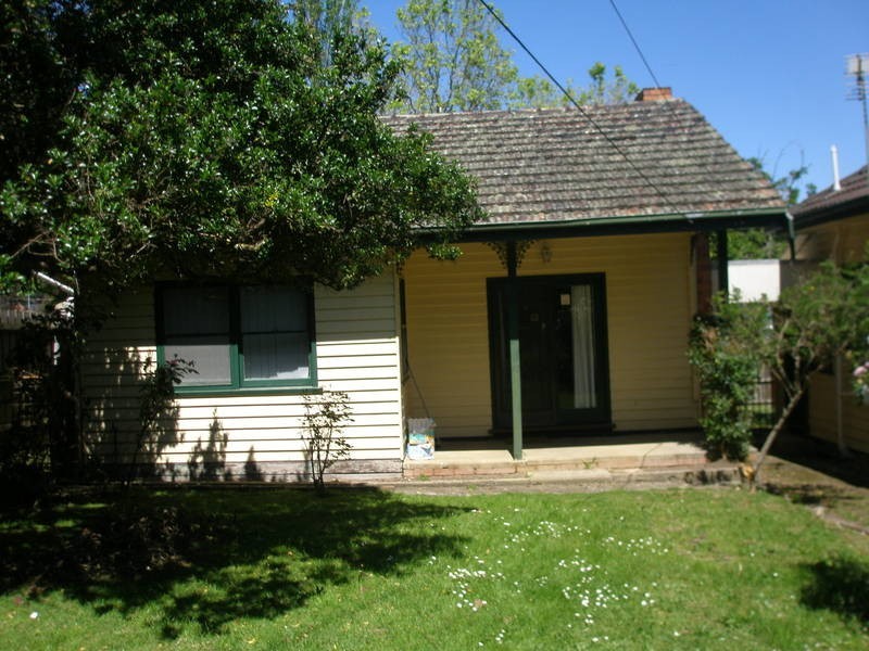 8 Zealandia Road, Croydon VIC 3136