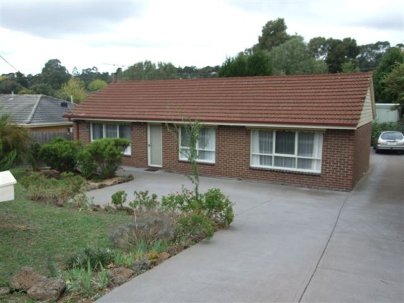 26 Zina Grove, Mooroolbark VIC 3138