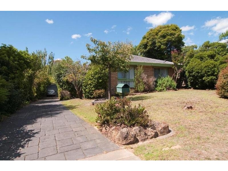 6 Zina Grove, Mooroolbark VIC 3138
