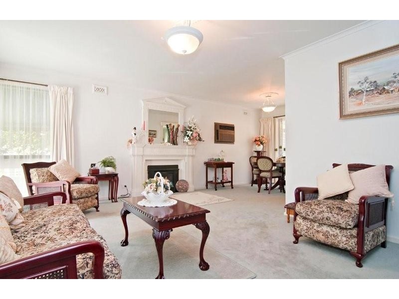 6 Zina Grove, Mooroolbark VIC 3138