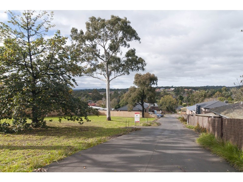 2/3 Acorn Grove, Mooroolbark VIC 3138