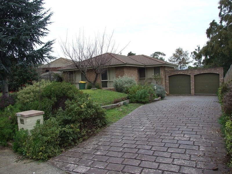 24 Eastwood Crescent, Mooroolbark VIC 3138