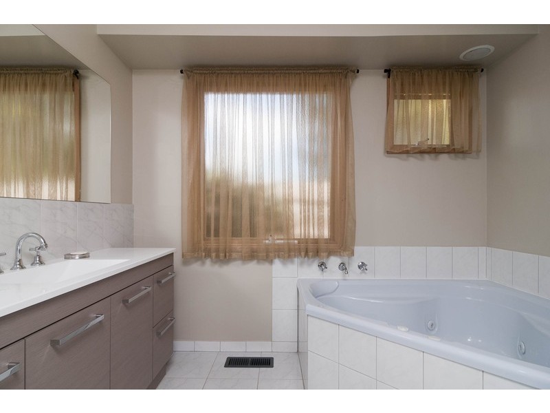 35 Summerhill Park Drive, Mooroolbark VIC 3138