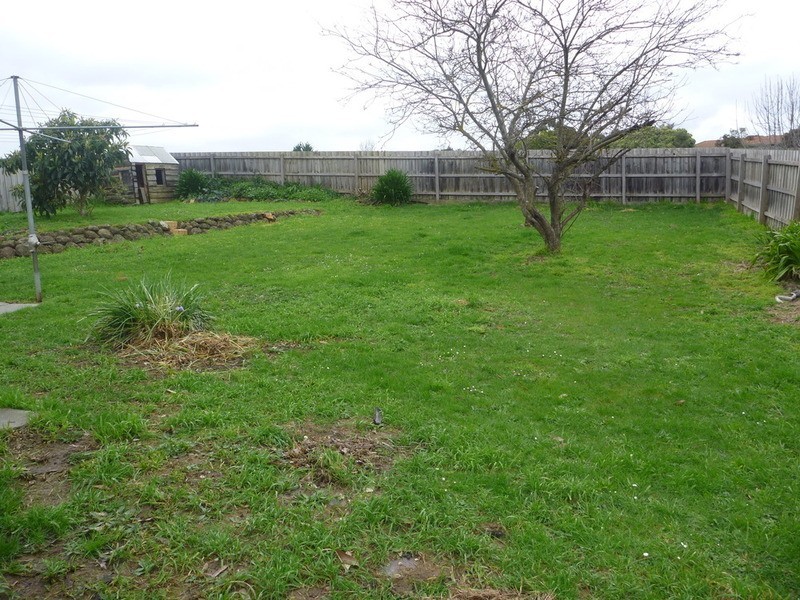 18 Greenslopes Drive, Mooroolbark VIC 3138