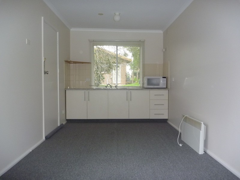 Rear Bungalo/14 Elms Road, Mooroolbark VIC 3138