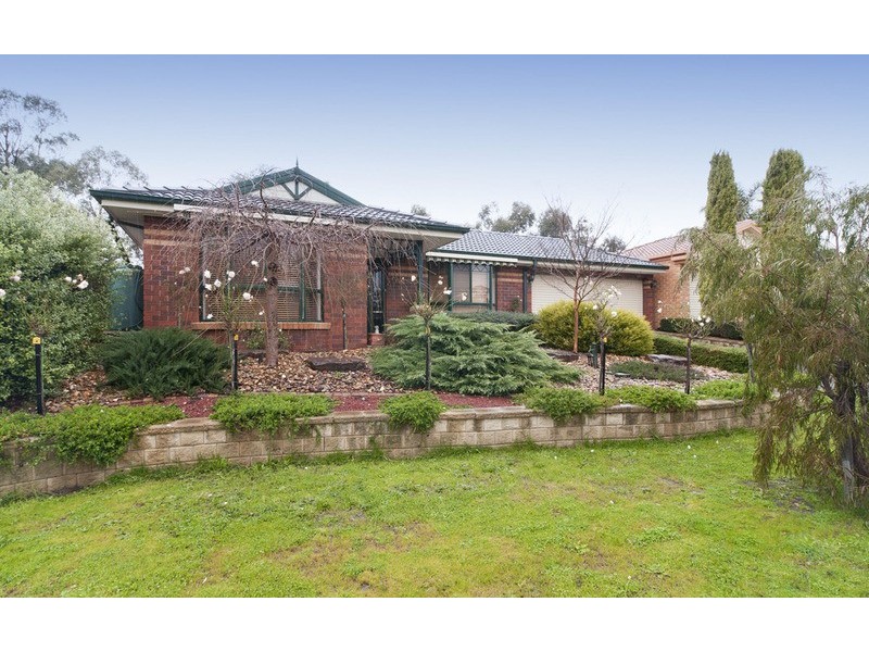 13 Charlwood Drive, Mooroolbark VIC 3138