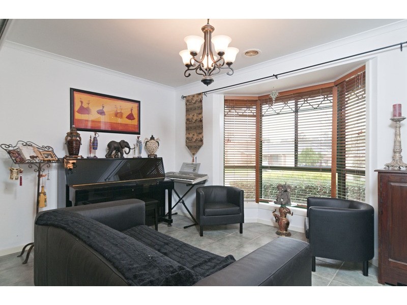 13 Charlwood Drive, Mooroolbark VIC 3138
