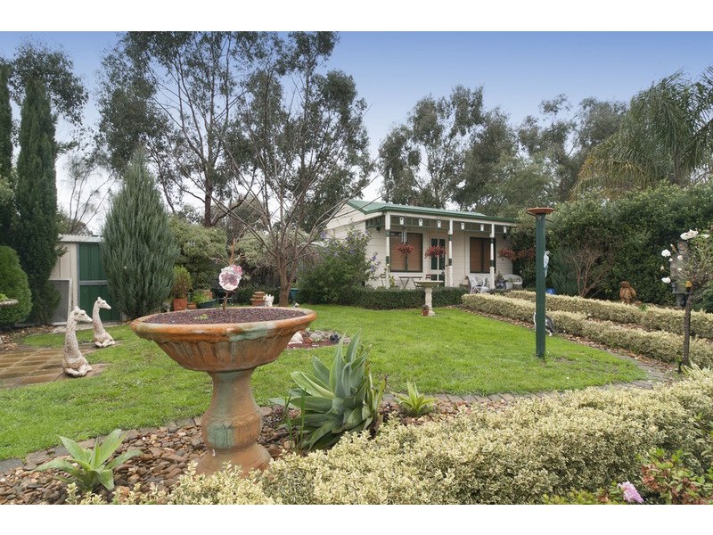 13 Charlwood Drive, Mooroolbark VIC 3138