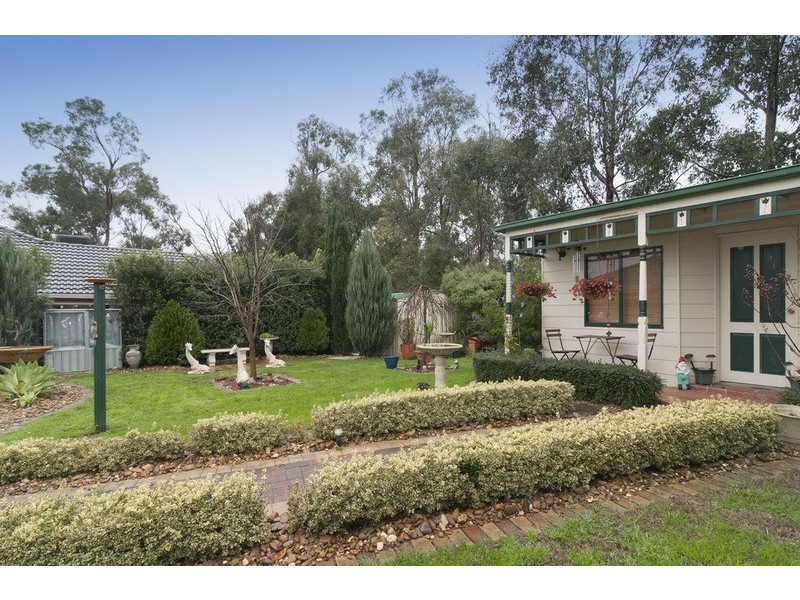 13 Charlwood Drive, Mooroolbark VIC 3138