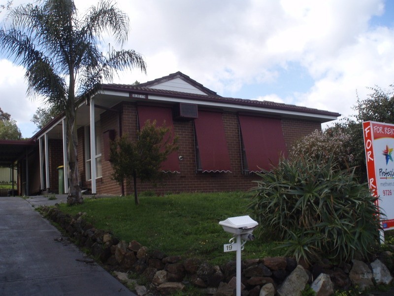 19 Chinook Crescent, Mooroolbark VIC 3138