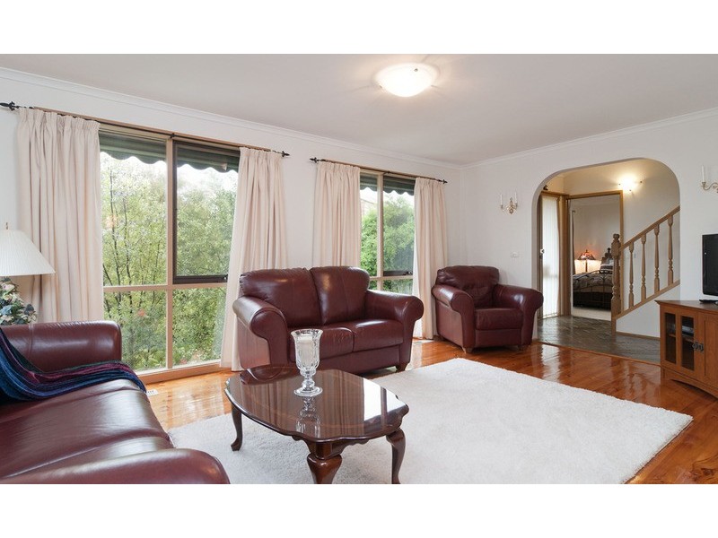 6 Barker Drive, Mooroolbark VIC 3138