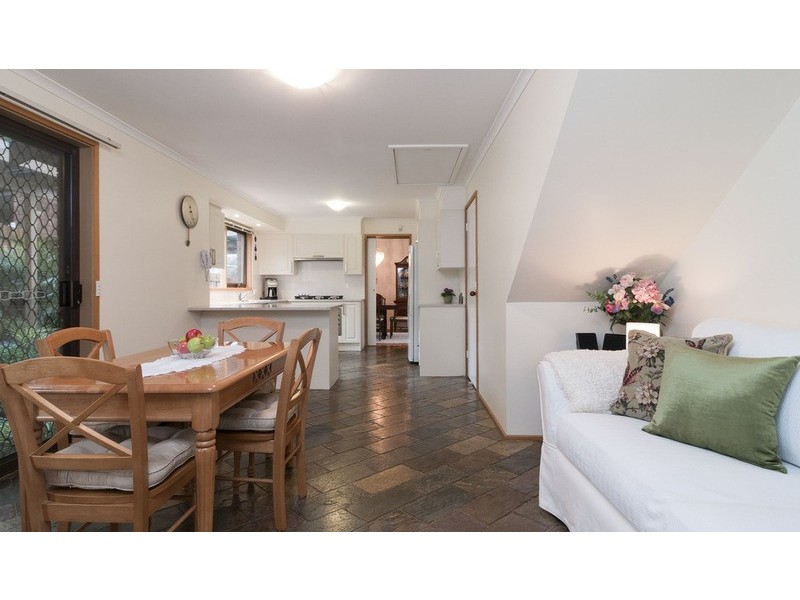 6 Barker Drive, Mooroolbark VIC 3138