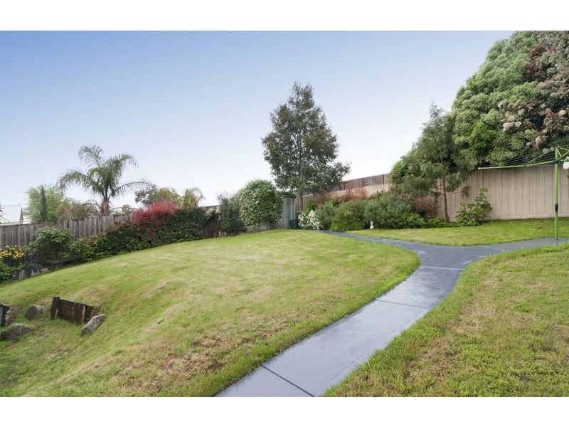 6 Barker Drive, Mooroolbark VIC 3138