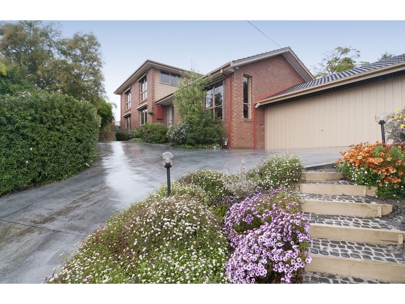 6 Barker Drive, Mooroolbark VIC 3138