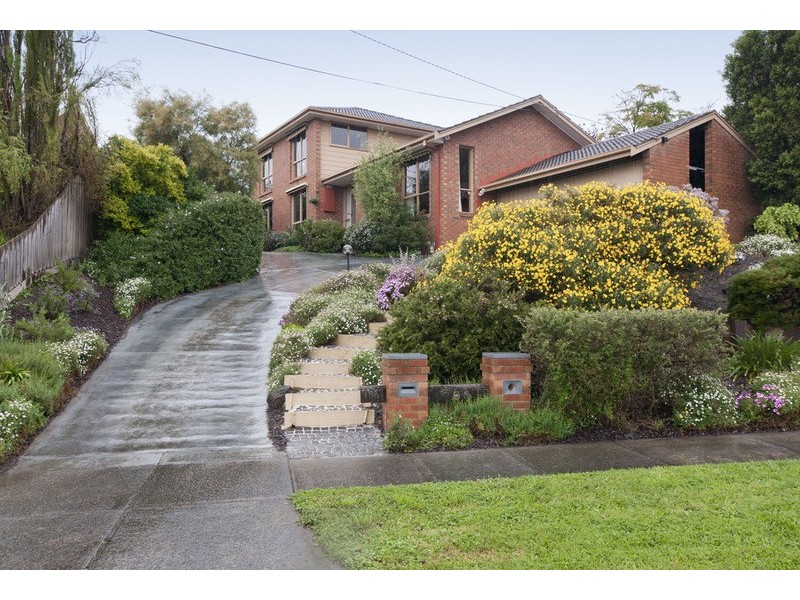 6 Barker Drive, Mooroolbark VIC 3138