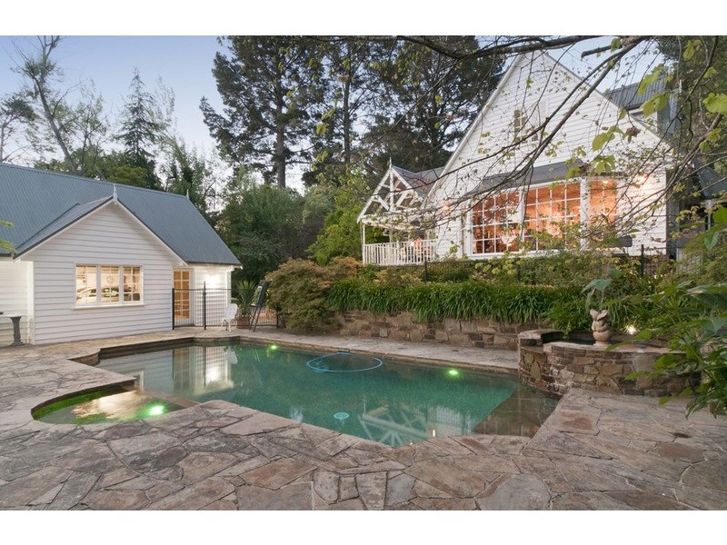 18 Pine Road, Mooroolbark VIC 3138