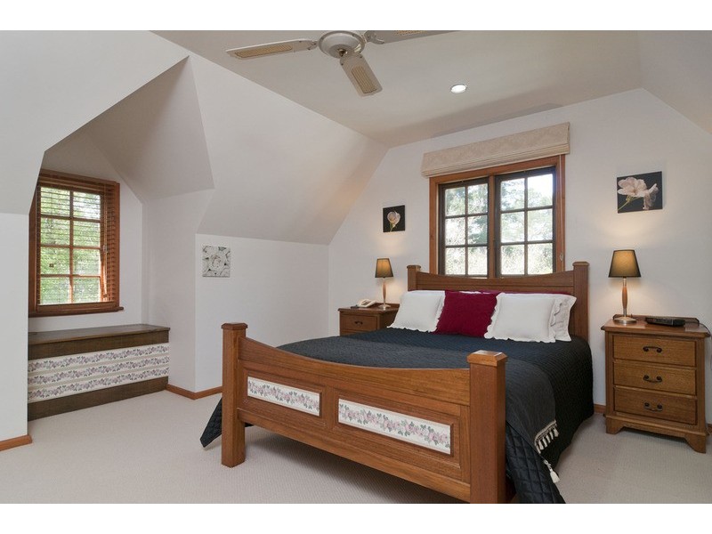 18 Pine Road, Mooroolbark VIC 3138