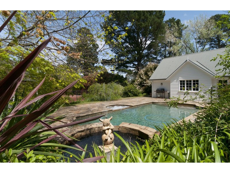 18 Pine Road, Mooroolbark VIC 3138