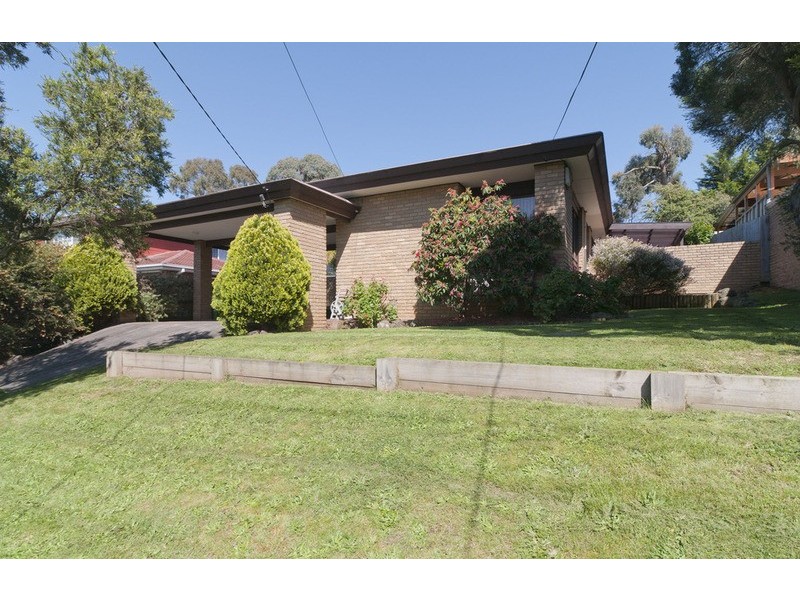 11 Barina Avenue, Mooroolbark VIC 3138