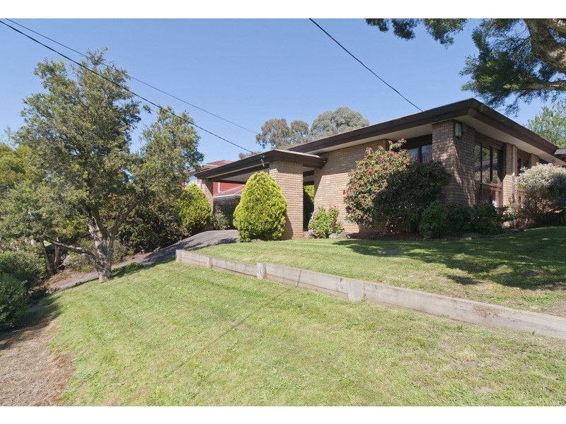 11 Barina Avenue, Mooroolbark VIC 3138