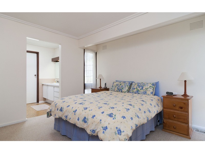 11 Barina Avenue, Mooroolbark VIC 3138
