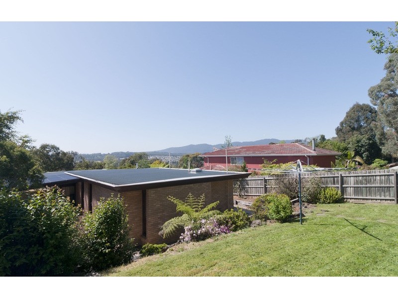 11 Barina Avenue, Mooroolbark VIC 3138