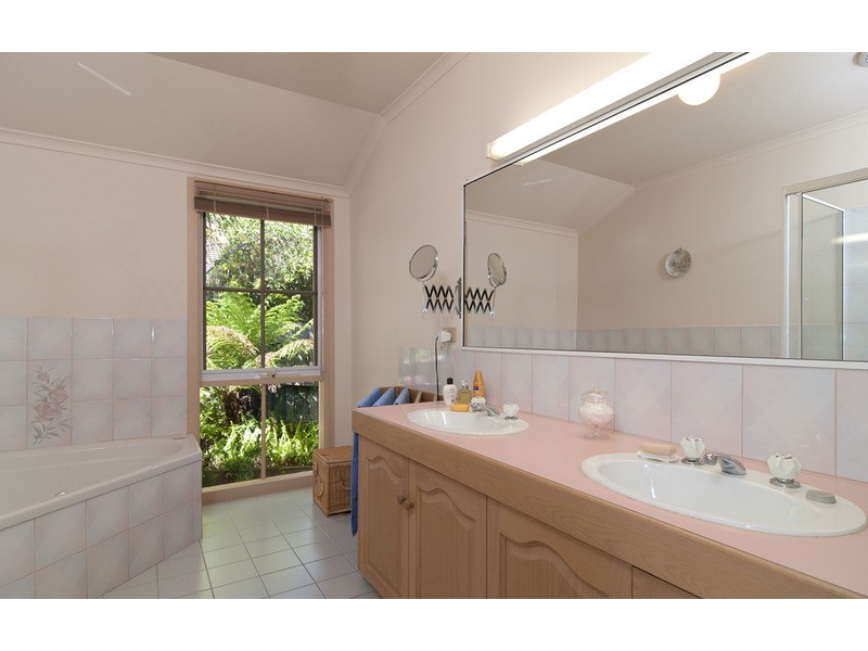 17 Great Oak Court, Mooroolbark VIC 3138