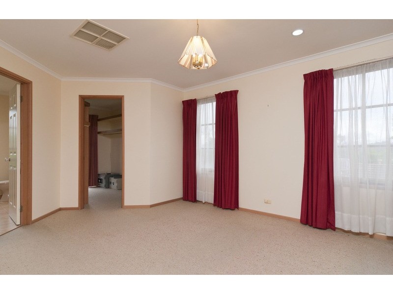 92 Blackburn Road, Mooroolbark VIC 3138