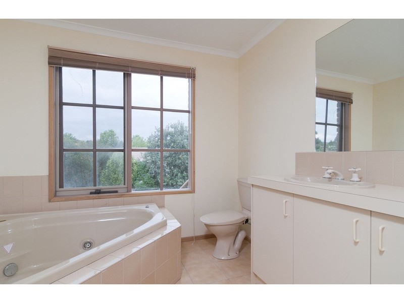 92 Blackburn Road, Mooroolbark VIC 3138