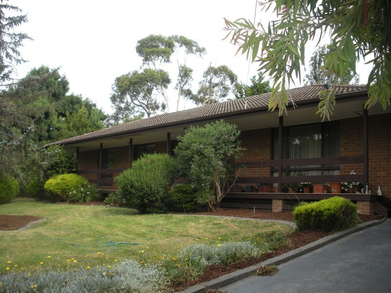 3 Dysart Place, Mooroolbark VIC 3138