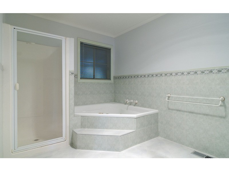 27 Blue Ridge Drive, Mooroolbark VIC 3138