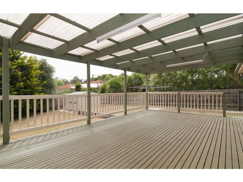 27 Blue Ridge Drive, Mooroolbark VIC 3138