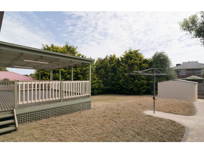 27 Blue Ridge Drive, Mooroolbark VIC 3138