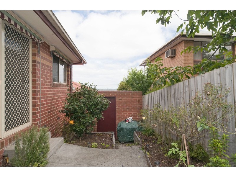 2/12 Edward Road, Chirnside Park VIC 3116