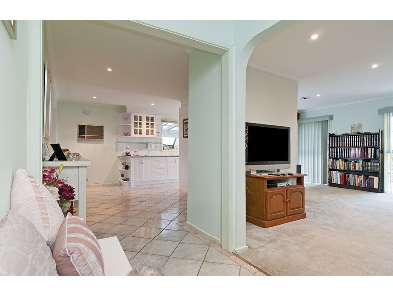 5 Devon Walk, Mooroolbark VIC 3138