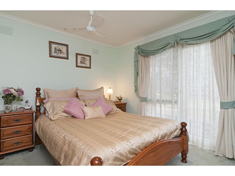 5 Devon Walk, Mooroolbark VIC 3138