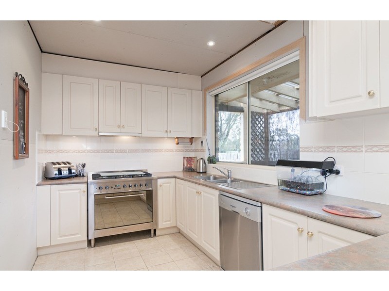 11 Esther Crescent, Mooroolbark VIC 3138
