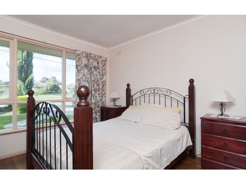 11 Esther Crescent, Mooroolbark VIC 3138