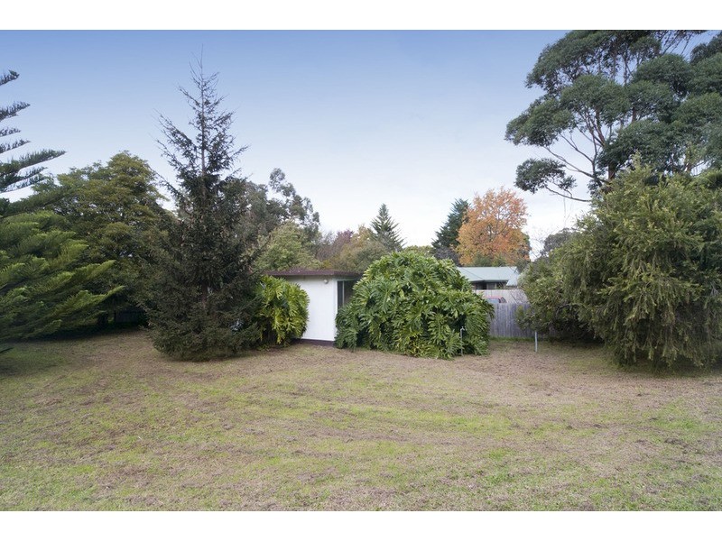 18 Forest Road, Ferntree Gully VIC 3156