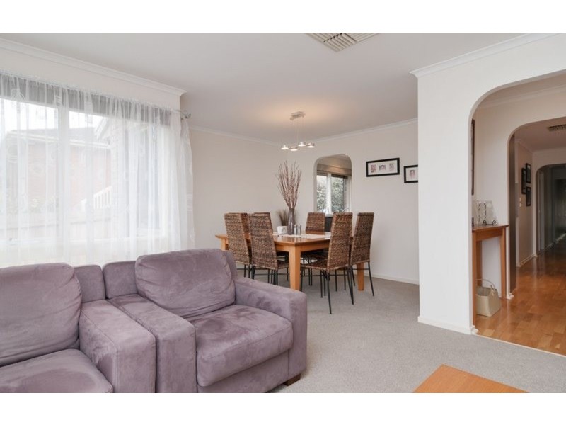 27 Cheriton Drive, Mooroolbark VIC 3138